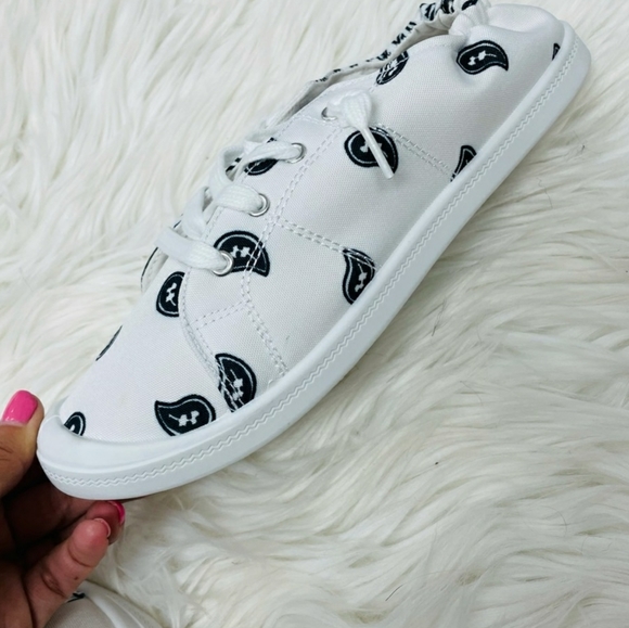 ‼️CLEARANCE PRICE FIRM‼️White Bandana Sneakers🖤🤍 - Picture 8 of 9